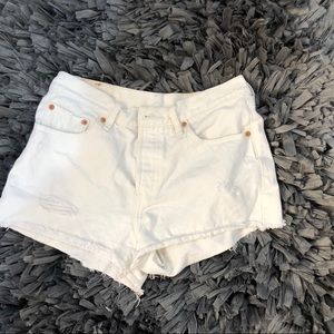 Cute white levi shorts.